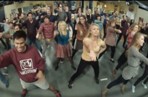The cast of The Big Bang Theory surprised the audience during a live taping of Nov. 15's episode with a flash mob.